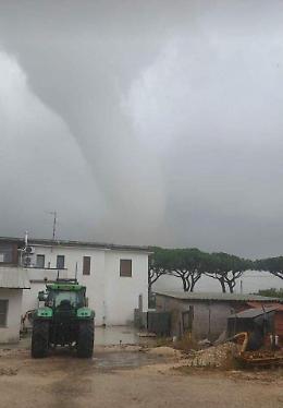 Tromba d'aria tra Sabaudia e Terracina, danni e disagi