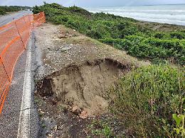 La duna sta franando sotto la strada. Lungomare a rischio