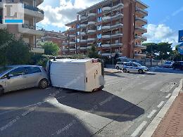 Incidente all'incrocio con una Smart, si ribalta un furgone