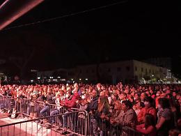 Max Gazzè incanta Aprilia, folla in piazza Roma per il concerto del cantatuore
