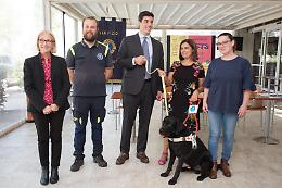 Al via l'evento "Pets", Aprilia 2 e Lions donano un cane guida a un non vedente