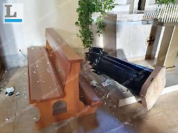 Entra in chiesa per rubare le offerte e manda in frantumi la statua, arrestato