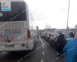 Scuola di Casalazzara, caos di mezzi all'uscita: i residenti protestano