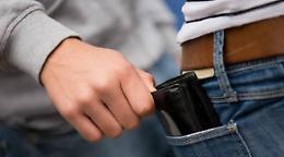 Sfila il portafoglio ad un anziano, agenti della finanza lo fermano