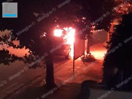 Auto in fiamme nel centro città, mistero sulle cause: ipotesi vandali
