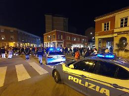 Aggressione in pieno centro. Giovane  picchiato e accerchiato