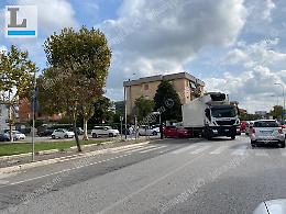 Ennesimo incidente all'incrocio: scontro tra auto e camion