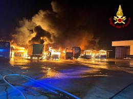 Fiamme nell'autorimessa: coinvolti bus e un'autocisterna piena di Gpl