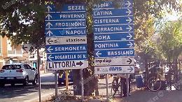 A Latina Scalo l'indicazione stradale  diventa... "Littoria"