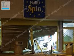 Furto nel supermercato, ladri in fuga con la cassaforte