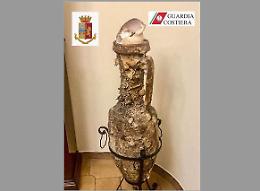 Due anfore di epoca romana nel salotto: denunciato