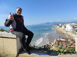 Sbanda con la moto e finisce contro un muro: morto un centauro