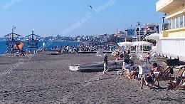 Caldo record, tutti al mare per un pranzo o per il bagno