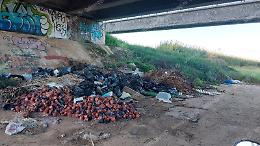 Una discarica abusiva sotto al ponte del canale Mussolini