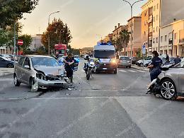 Incidente frontale tra due auto in centro, paura per una madre con i figli