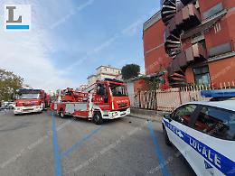 Incendio nell'ex hotel De La Ville, soccorso un senzatetto