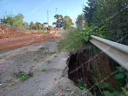 Via Riserva Nuova, il ponte franato perde i pezzi e il semaforo è spento