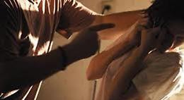 "Ti scanno", nipote maltrattata dallo zio e dalla nonna