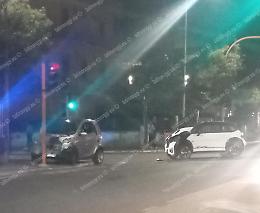 Via Toscanini, scontro all'incrocio tra una Smart e una minicar