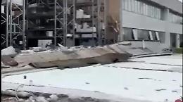 Maltempo e vento forte, viene giù la parete di un capannone