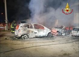 Cinque auto in fiamme nella notte, intervento dei vigili del fuoco