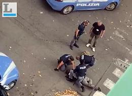 Entra nel supermercato col coltello in pugno e  reagisce agli agenti: arrestato