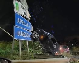 Smart si schianta contro i cartelli sulla Pontina, ancora grave il 48enne