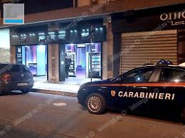 Ladri in fuga braccati dal commerciante: li insegue e li fa arrestare