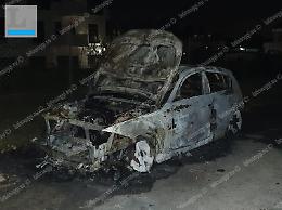 Auto distrutta da un incendio nella notte, mistero al lido