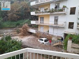 Maltempo, i vigili confermano l'evacuazione in via Gramsci