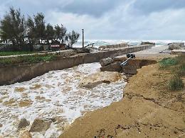 Maltempo, cede una parte di canale Caterattino, situazione drammatica al lido