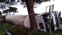Si ribalta con l'autocisterna. Un ferito e strada bloccata
