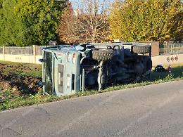 Incidente, si ribaltano con il camion per evitare un'auto in sorpasso