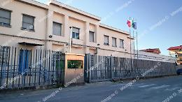 Tenta di corrompere gli agenti dalla cella