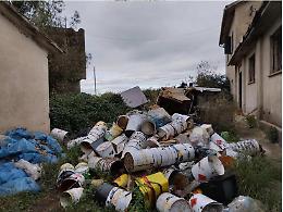 Un “cimitero” di auto cannibalizzate e vernici in via del Tufello