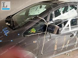 Raid vandalico nella notte: auto danneggiate e gomme bucate