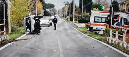 Si ribaltano con l'auto, soccorsi per un uomo e le tre figlie