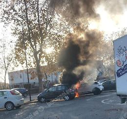 Auto a fuoco nel parcheggio, attimi di paura in via Mascagni