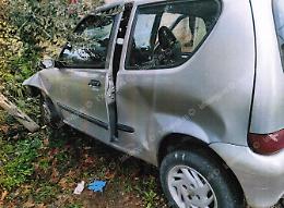 Esce fuori strada con la Fiat 600 mentre va al lavoro, grave una 20enne