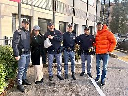 Le rubano la borsetta nel locale. I poliziotti la ritrovano in un cespuglio