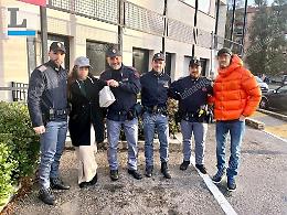 Borseggio nel pub: caccia all'uomo, refurtiva ritrovata in un cespuglio