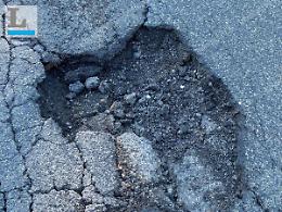 Buche in strada, cresce il rischio dei contenziosi con il Comune