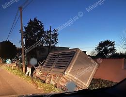 Via Guardapasso, camioncino esce fuori strada e finisce nel fosso
