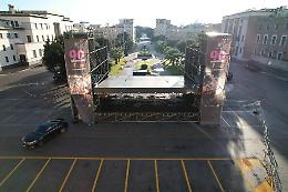 90 anni di Latina si attendono in piazza e si festeggiano sotto i fuochi d'artificio