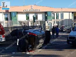 Frontale sull'Appia, un'auto si ribalta: un anziano trasportato in ospedale
