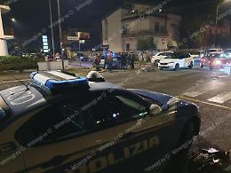 Incidente in pieno centro, giovane in bicicletta travolto da un'auto