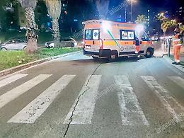 Due adolescenti investiti da un'auto, finiscono in ospedale