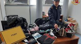 In auto prodotti dal marchio contraffatto, denunciano un napoletano
