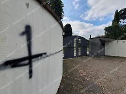 Imbrattate case e negozi. Un folle piano dietro il raid vandalico