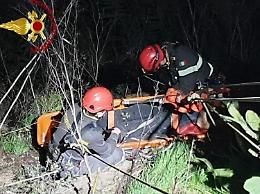 Cade nel dirupo e rimane appesa a 30 metri di altezza: salvata dai vigili del fuoco